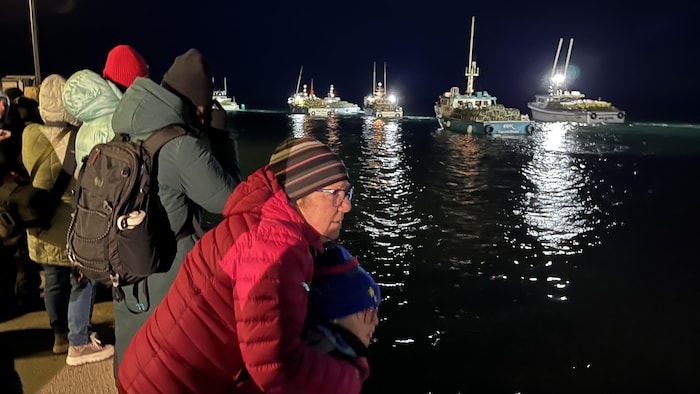 Des Madelinots et des touristes ont assisté au départ des homardiers.