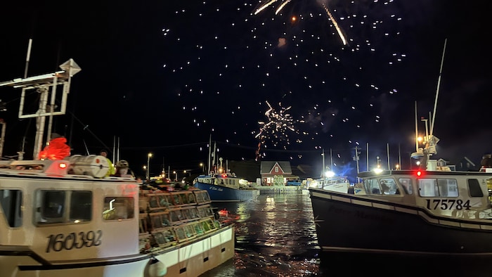 Le ciel de Grande-Entrée, illuminé par des feux d'artifice.