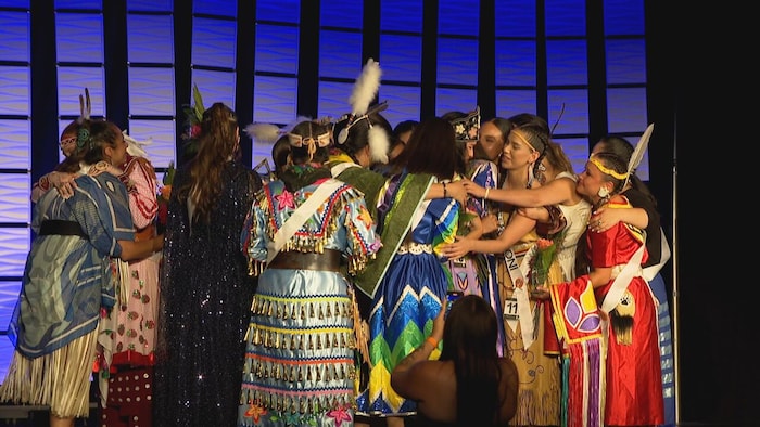 
مرشحات مسابقة ملكة جمال السكان الأصليين يتشاركن العناق وهن يرتدين الملابس التقليدية، (السبت 27 تموز /يوليو )2024.

