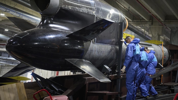 Des travailleurs assemblent un missile.
