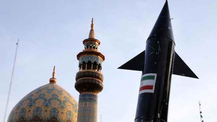Vue en contre-plongée de la tête d'un missile, du dôme d'une mosquée et l'extrémité d'un minaret.