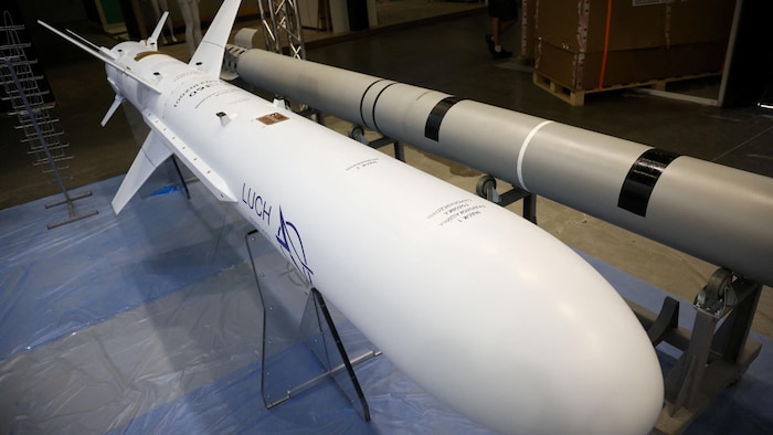 Un missile de croisière antinavire Neptune exposé dans une salle.
