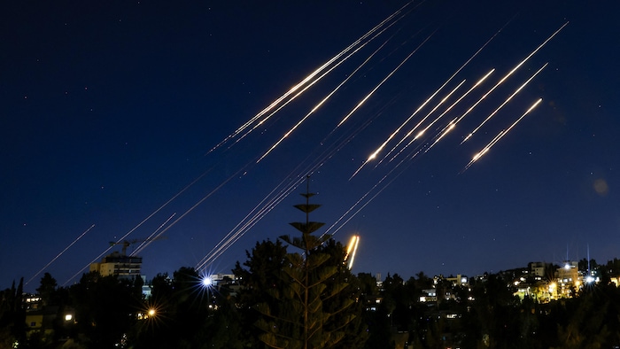 Des missiles dans le ciel. 