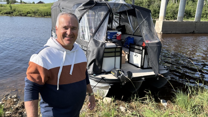 Éric Poirier pose devant son ponton.