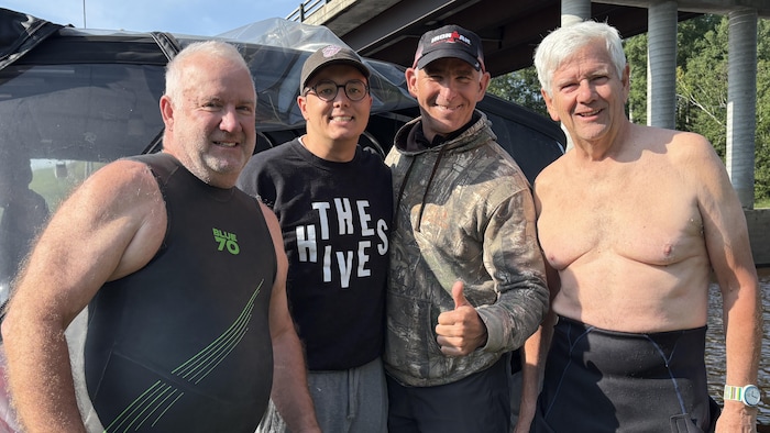Daniel Deschambault, Gabriel Poirier, Alec Ferron et Norman Laflamme posent fièrement à bord d'une embarcation marine.