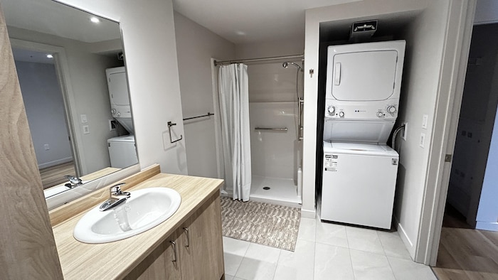 Une salle de bain dans un appartement de l'immeuble construit par Mission Unitaînés à Rimouski.