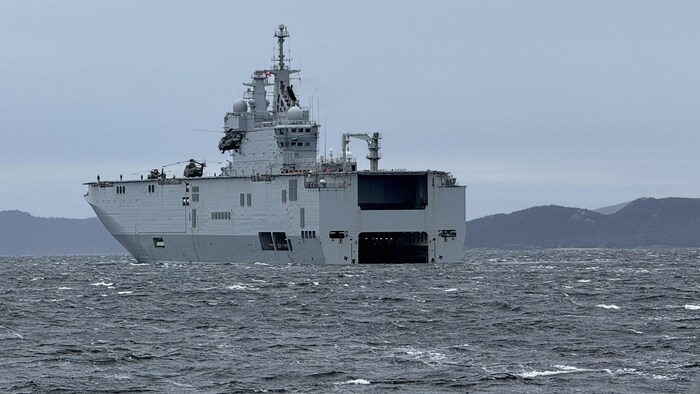 Le navire de guerre Mistral dans la baie de Sept-Îles