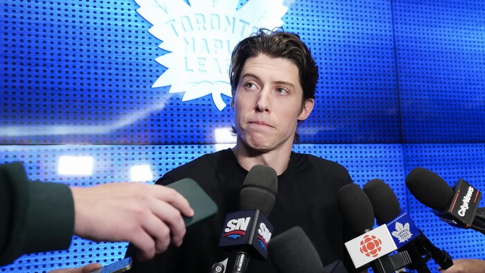 Mitch Marner devant des micros lors d'une mêlée de presse.