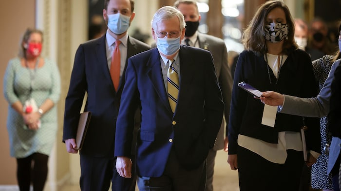 Mitch McConnell marche vers son bureau après l'acquittement de Donald Trump. 