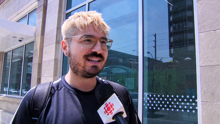 Mitch Orr en entrevue dans une rue de Toronto.