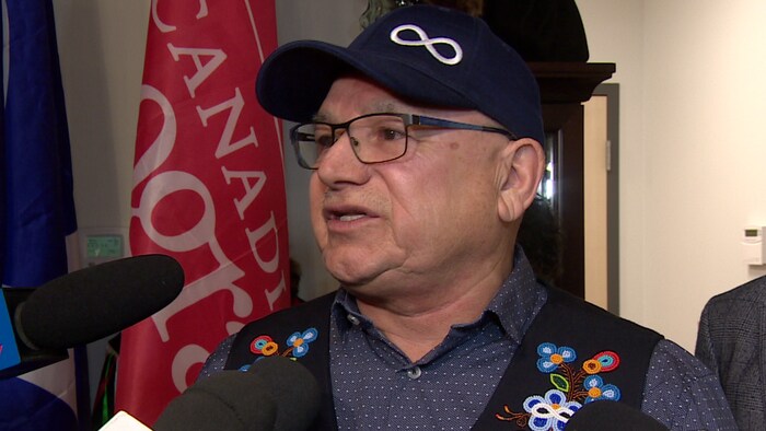 Gros plan sur le visage de Glen McCallum, qui répond aux questions des journalistes.