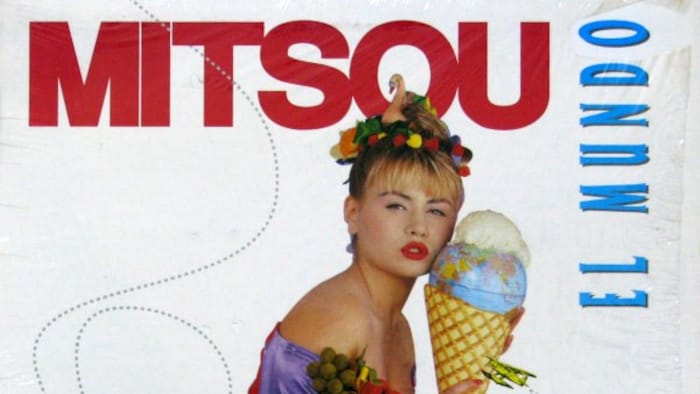 Une femme tient un cornet avec un petit globe terrestre comme boule de crème glacée, sur la pochette de l'album «El Mundo».