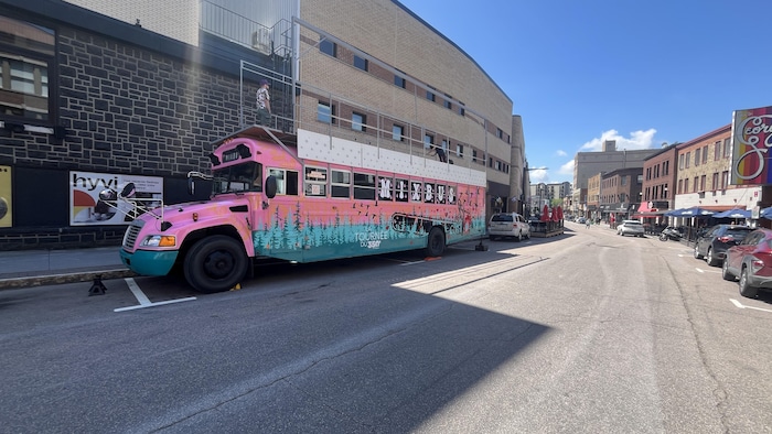 Le Mixbus stationné sur la rue Racine à Chicoutimi.