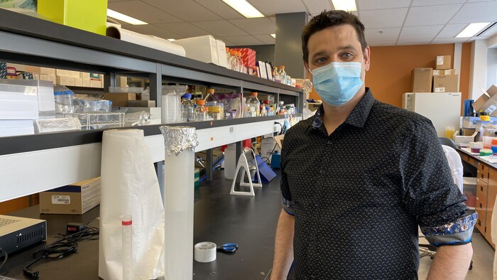 Un homme portant un masque dans un laboratoire