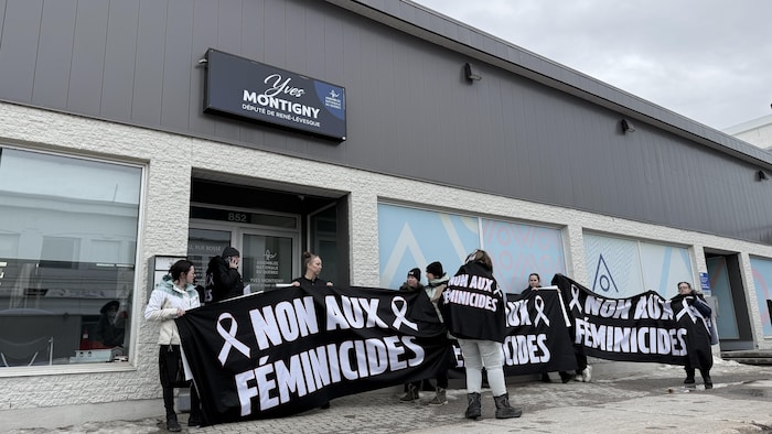  Non aux féminicides. Elles sont devant un bureau de circonscription.