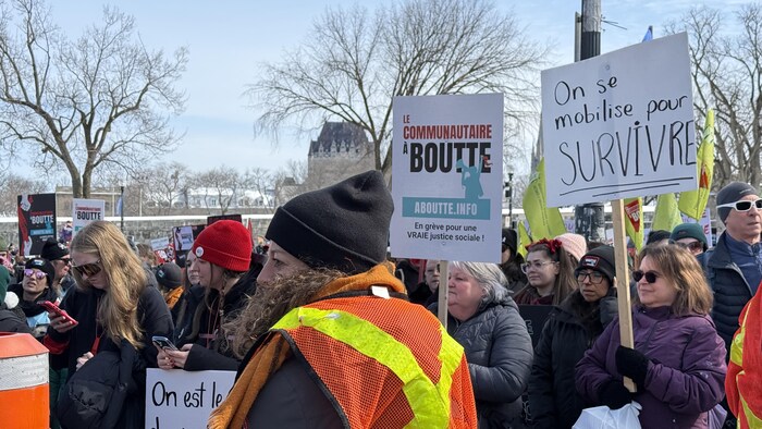 Des personnes manifestent.