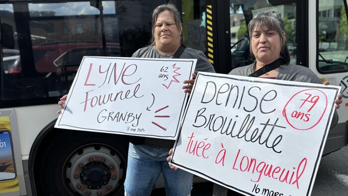 Deux participantes brandissant des pancartes à la mobilisation citoyenne en soutien aux victimes de violence conjugale et d'actes criminels à Sherbrooke.