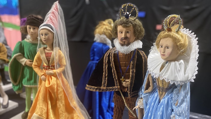 Des modelages en papier représentent des personnages médiévaux.