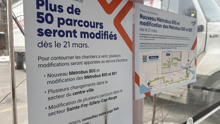 Travaux du tramway. Plus de 50 parcours seront modifiés dès le 21 mars. Pour contourner les chantiers à venir, plusieurs modifications seront apportées au service d'autobus. Nouveau Métrobus 805 et modification des Métrobus 800 et 801; Plusieurs changements dans le secteur du centre-ville; Modification du plusieurs parcours dans le secteur Sainte-Foy—Sillery—Cap-Rouge.