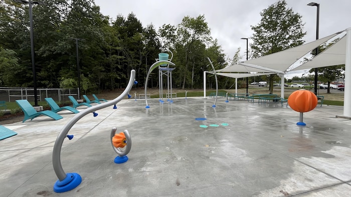 Des modules de jeux d'eau et des chaises.