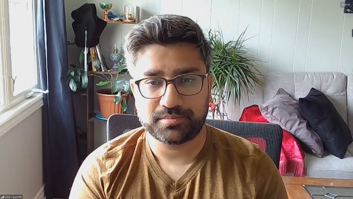 Une capture d'écran de l'entrevue avec Moe Quershi.