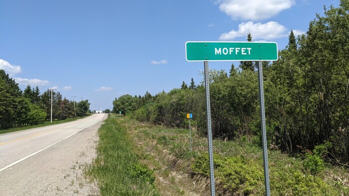 L'affiche indiquant l'entrée de Moffet, à droite de la route.