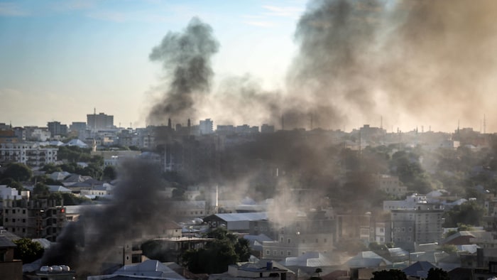 De la fumée s'élève au-dessus de la ville de Mogadiscio, en Somalie.