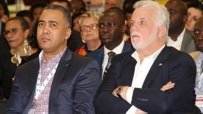 محمد برهون مع زعيم الحزب الليبرالي الكيبيكي السابق فيليب كويار.