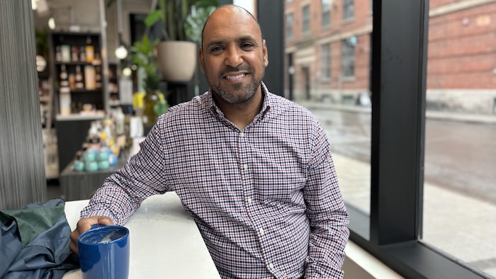 Mohamed Houari attablé à un café de Montréal.