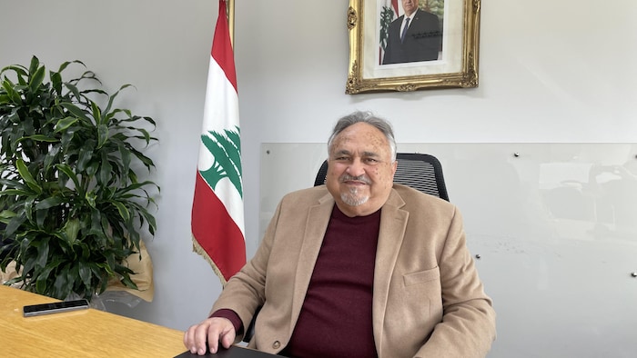 Le directeur général de l'aviation civile libanaise, Mohammad Aziz, est assis dans son bureau le 6 mars 2026.