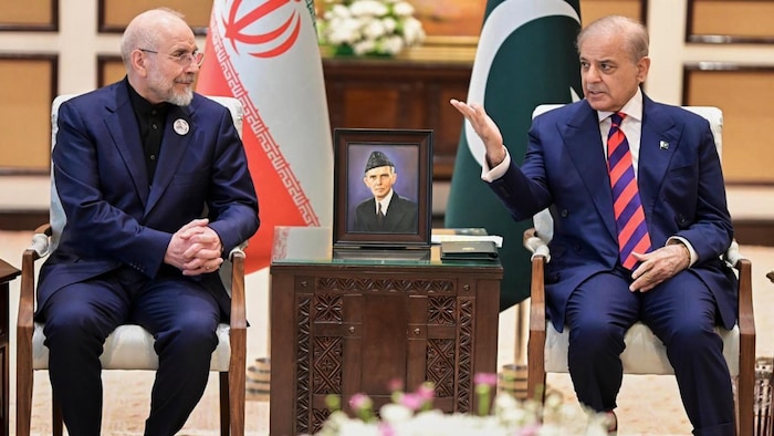Mohammad Bagher Ghalibaf et Shehbaz Sharif discutent, assis côte à côte.
