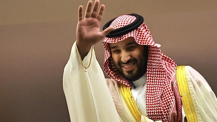 Mohammed ben Salmane sourit en saluant de la main.