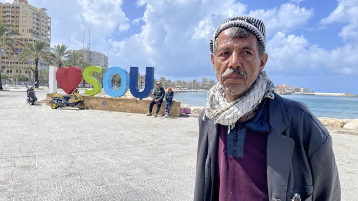 Un homme sur la corniche de Tyr.