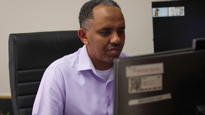 Mohammed Idriss devant son ordinateur. 