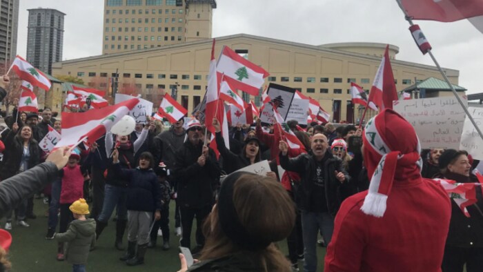 كنديون من أصل لبناني يتظاهرون في ميسيسوغا في منطقة تورونتو الكبرى عام 2019 مطالبين برحيل الطبقة السياسية الحاكمة "الفاسدة" في الوطن الأم (أرشيف).