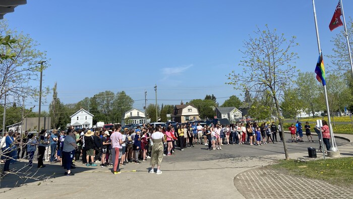 Vue sur des élèves et des enseignants à l'extérieur de l'école.