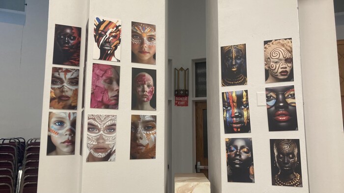 Des photos de maquillages tribaux accrochés sur des murs. 