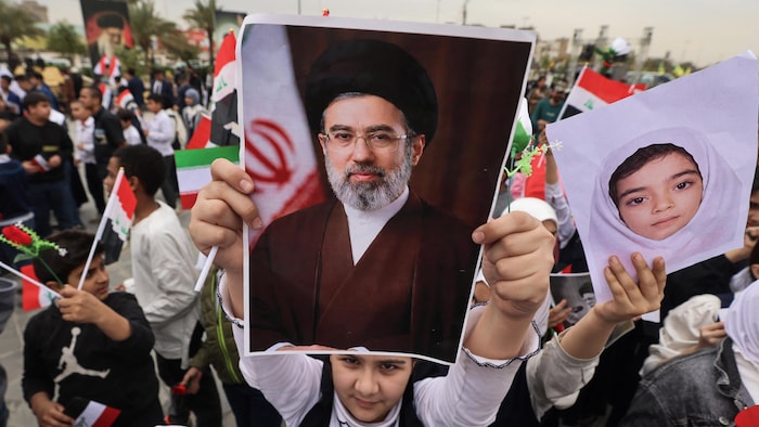 Une écolière brandit une photo du nouveau guide suprême iranien, Mojtaba Khamenei.