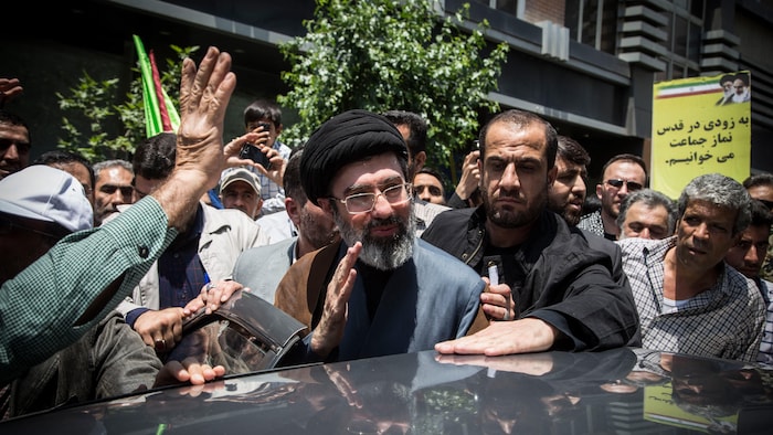 Mojtaba Khamenei, fils du guide suprême iranien l'ayatollah Ali Khamenei, entouré de personnes.