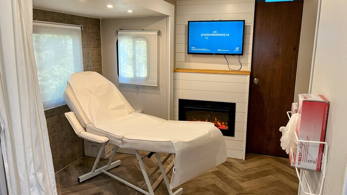 Un lit de consultation médicale à l'intérieur du Mole Mobile