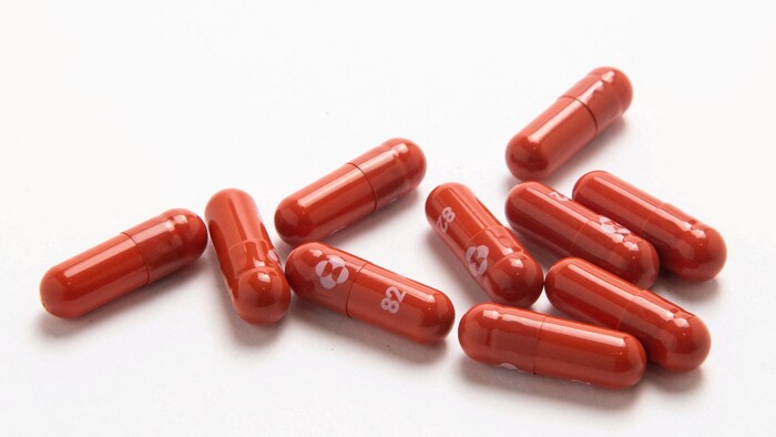Mga tabletas ng molnupiravir.
