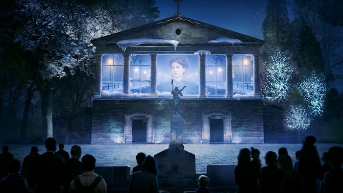 Une image de Émile Nelligan est projetée sur un bâtiment.
