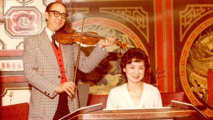 Raymond Jai, jouant du violon, et Beatrice Jai.