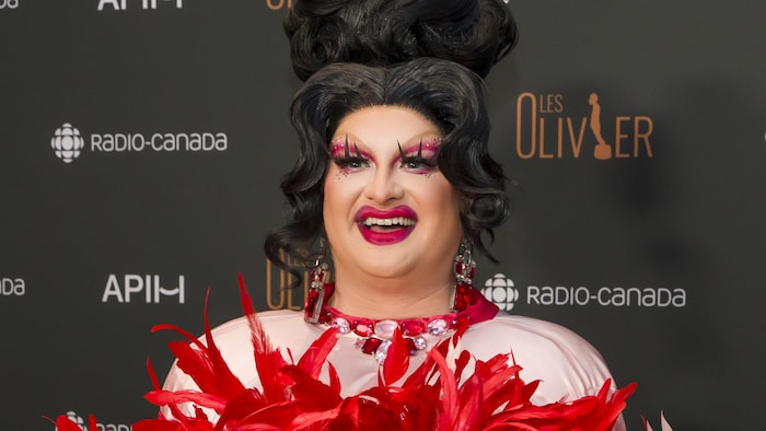 L'humoriste dans une robe à froufrous sur le tapis rouge des Olivier.