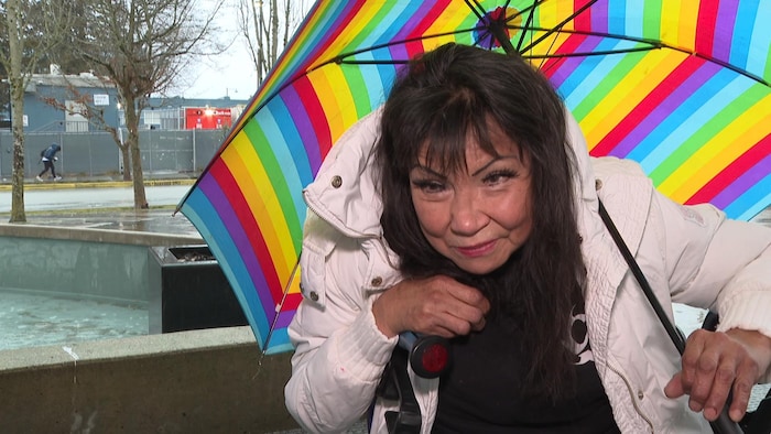 Mona Woodward sous un parapluie.