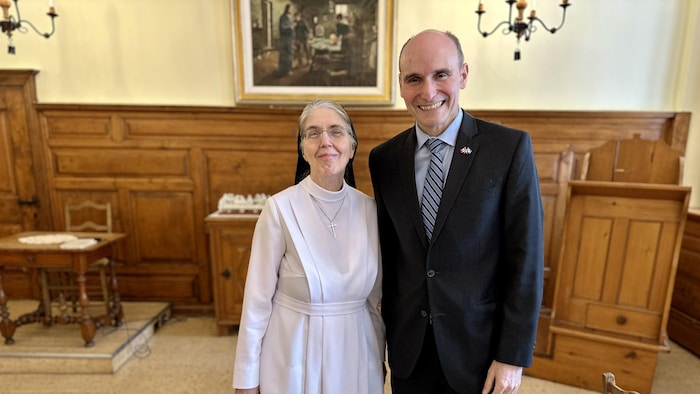Jean-Yves Duclos et Hélène Marquis posent dans le réfectoire du monastère.