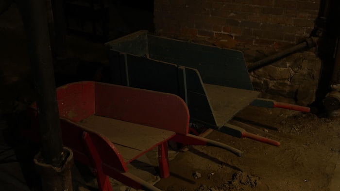 Deux brouettes en bois.