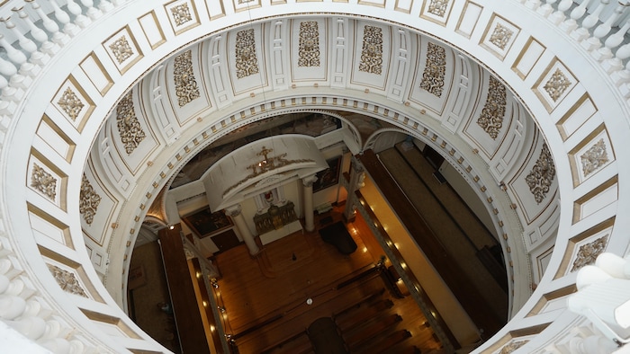  Intérieur du dôme, vue en plongée sur la chapelle. 
