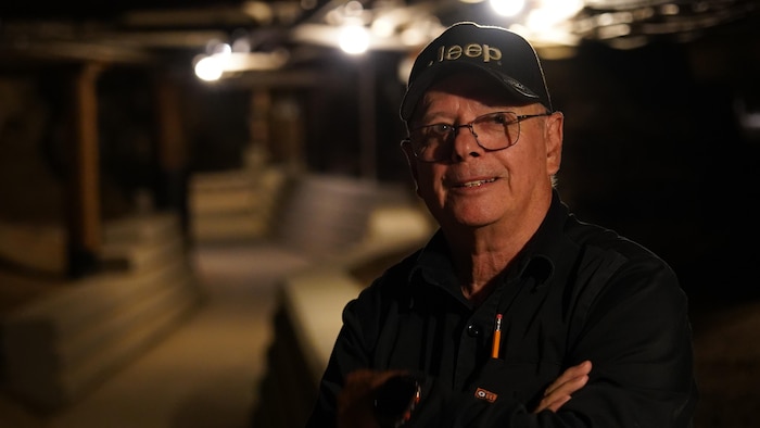 Serge Boisvert dans le corridor souterrain du monastère.