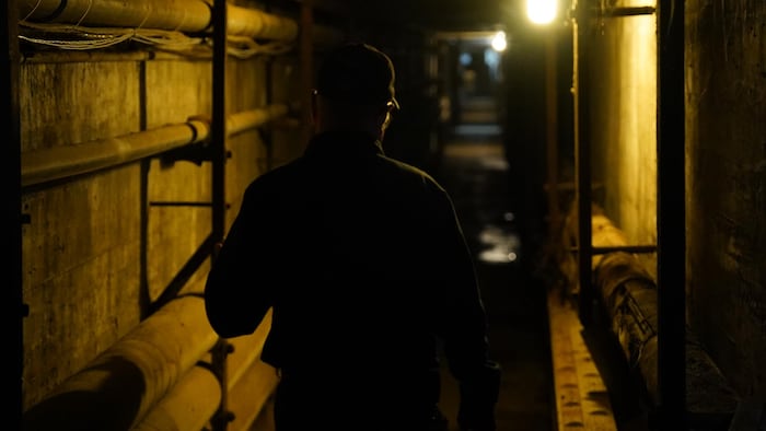 Serge Boisvert dans un corridor souterrain du monastère des Ursulines.